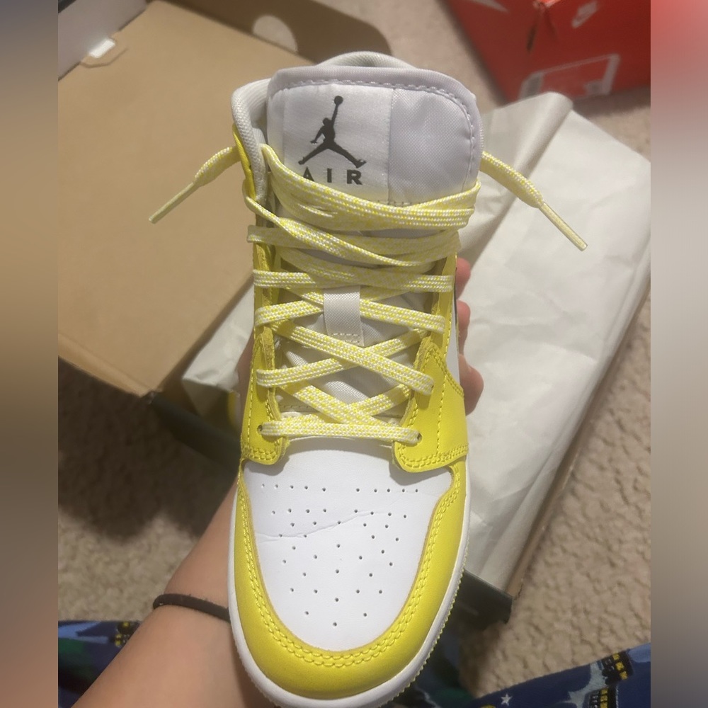 Jordan 1 MID SE dynamic yellow sneakers with rose patch. US 4 worn once